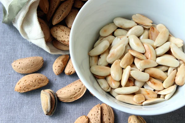 Gepelde amandelen in een kom. — Stockfoto