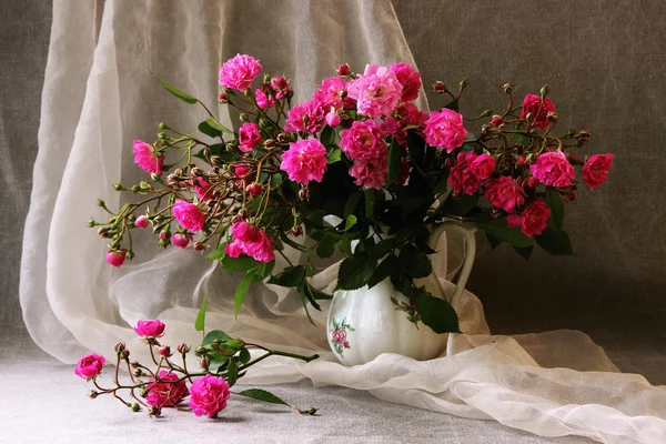 Bouquet de petites roses dans un vase . — Photo