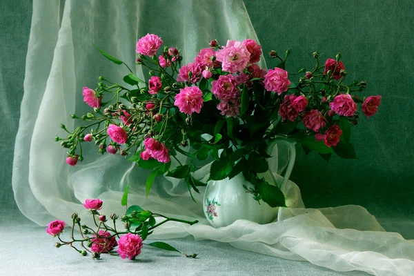 Strauß kleiner Rosen in einer Vase. — Stockfoto
