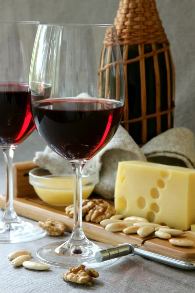 Окуляри з вина, сиру та горіхів . — стокове фото