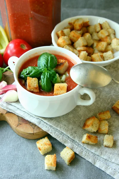 Um prato de gaspacho com croutons . — Fotografia de Stock