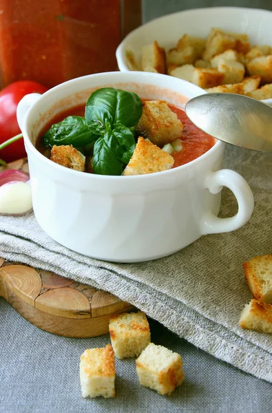 Un plato de gazpacho con croutons . —  Fotos de Stock