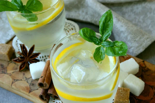 Óculos com limonada fria e cubos de gelo . — Fotografia de Stock