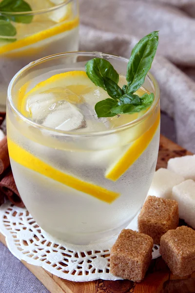 Gläser mit kalter Limonade und Eiswürfeln. — Stockfoto