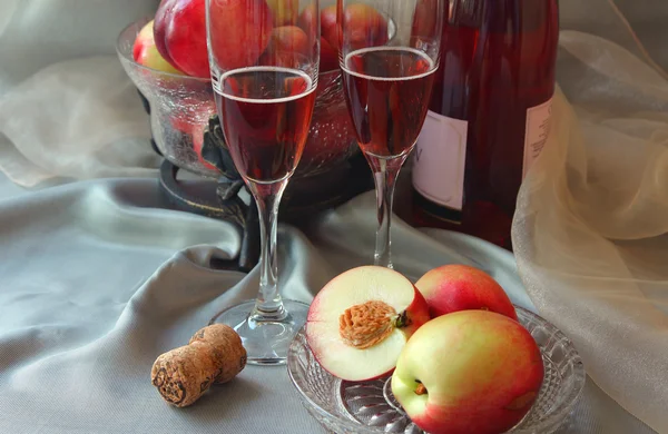 Glasses of champagne and nectarines. — Stock Photo, Image