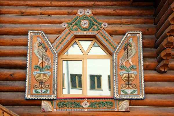 Ahşap bir evde güzel oyma pencere.