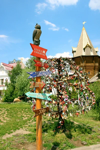 Aanwijzer staande op het grondgebied van het Kremlin in Izmailovo. — Stockfoto