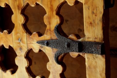 Bir demir cıvata ile ahşap kapı.