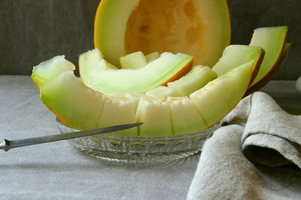 Tranches de melon mûr, tranchées sur une assiette . — Photo