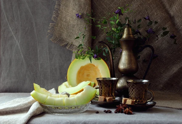 Stilleben med melon och kaffeservice. — Stockfoto