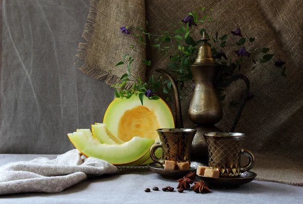 Stilleben med melon och kaffeservice. — Stockfoto