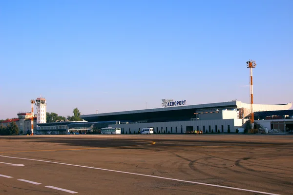 跑道的国际机场，航站楼在背景中. — 图库照片