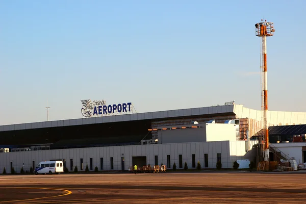 Dráha na mezinárodní letiště a letiště, budova v pozadí. — Stock fotografie