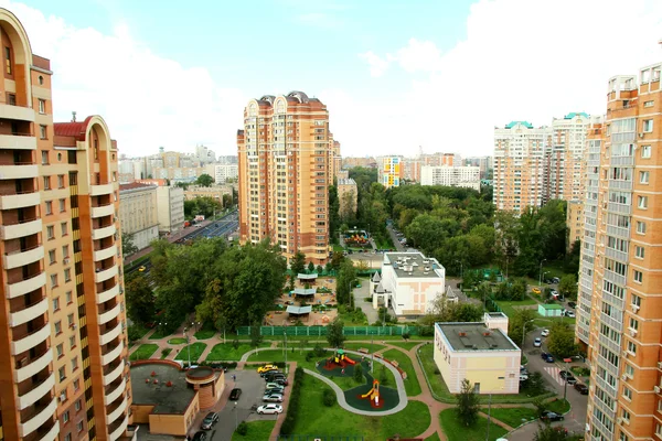 Peyzajlı bir alan ile ev avlu görünümü.