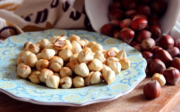 Roasted hazelnuts on a saucer. — Stock Photo, Image