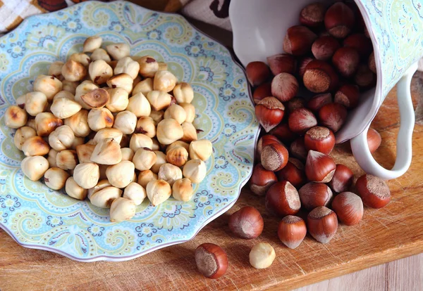 Roasted hazelnuts on a saucer. — Stock Photo, Image