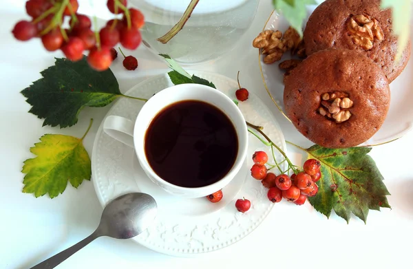 Une tasse de café brassé et cupcakes au chocolat . — Photo