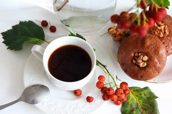 En kopp nybryggt kaffe och choklad cupcakes. — Stockfoto