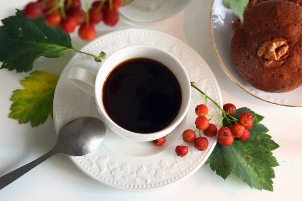 Een kopje koffie vla met bessen op een witte achtergrondtabel. — Stockfoto