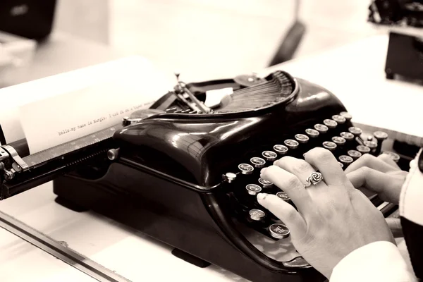 Typen op een typewrite. — Stockfoto