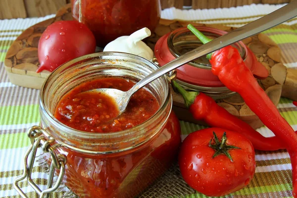 Banka ketçap ve olgun sebze