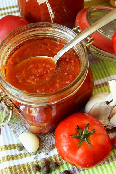 Banca di ketchup, verdure e spezie — Foto Stock