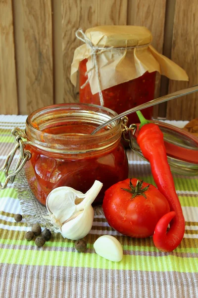 Banco de ketchup e legumes maduros — Fotografia de Stock