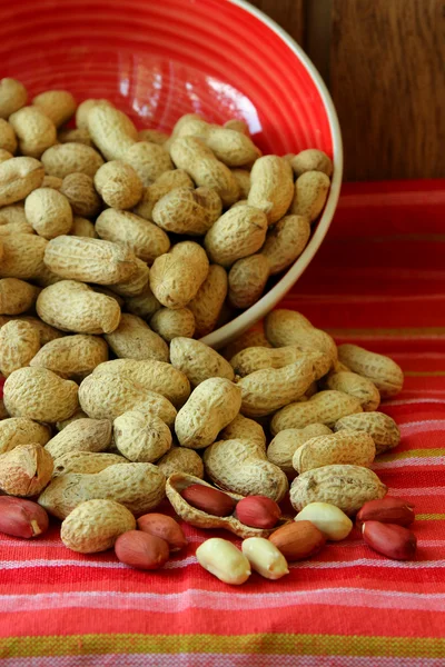 Cacahuetes sueltos de un plato sobre la mesa — Foto de Stock