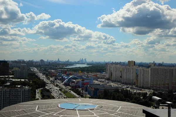 Moscou, Rússia, 23 de agosto de 2014, Vista do telhado de um prédio de escritórios em Moscou — Fotografia de Stock