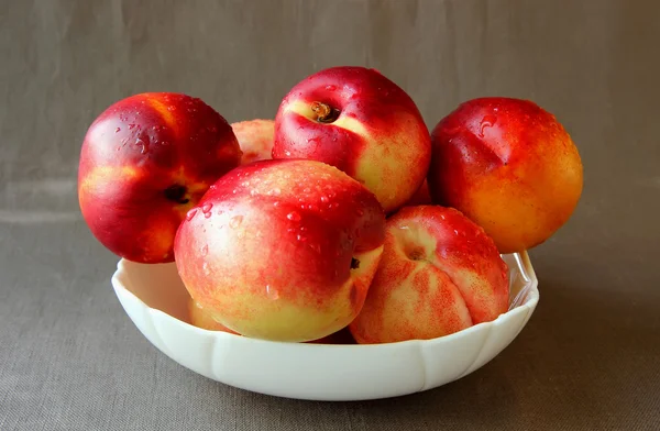 Nectarines avec gouttes d'eau — Photo