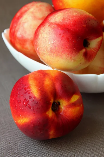 Nectarines in a plate — Stock Photo, Image