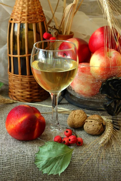 Glas vitt vin, nektariner och valnötter — Stockfoto