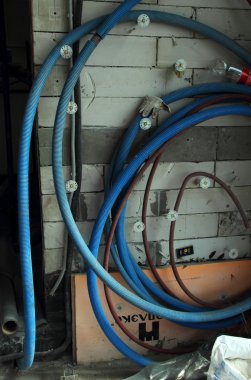 Plastik tüpler, bitmemiş ofis binası içinde bir halka içine yara