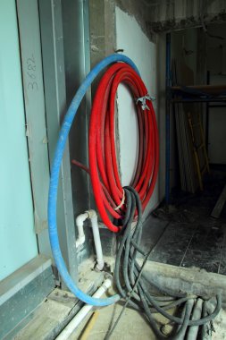 Plastik tüpler, bitmemiş ofis binası içinde bir halka içine yara