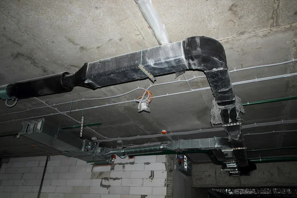 Σωλήνες εξαερισμού στην οροφή σε ημιτελή ΓΡΑΦΕΙΩΝ — Φωτογραφία Αρχείου