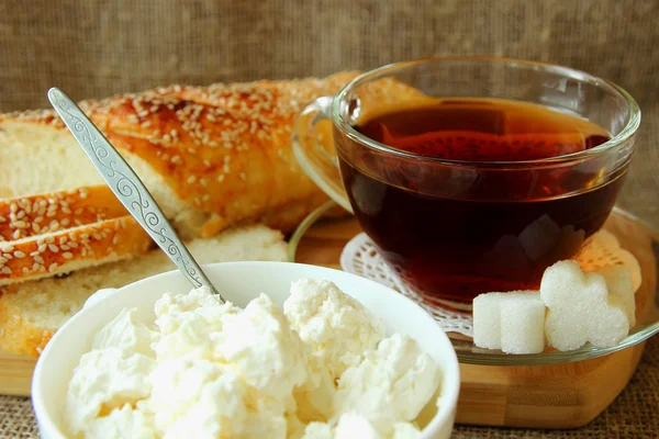 Nützliches Frühstück - Käse, Brot und Tee — Stockfoto