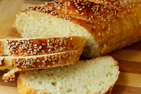 Stukken van verse zelfgemaakte brood gesneden op het bord — Stockfoto