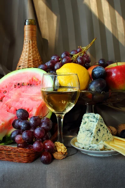 Obst, Käse und ein Glas Wein — Stockfoto