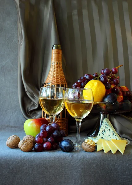 Twee glazen wijn, kaas en rijp fruit — Stockfoto