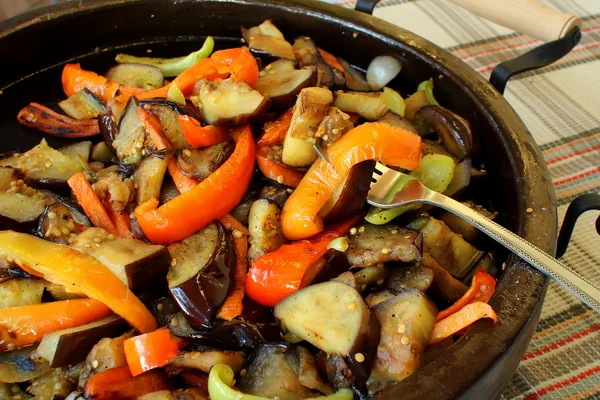 Légumes cuits sur une plaque de cuisson en céramique — Photo