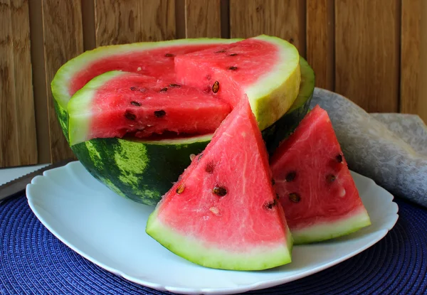 Tranches de pastèque couchées sur l'assiette — Photo