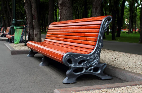 美丽的长凳, 站在城市公园 — 图库照片
