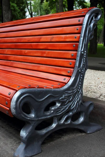 Schöne Bank, die im Stadtpark steht — Stockfoto