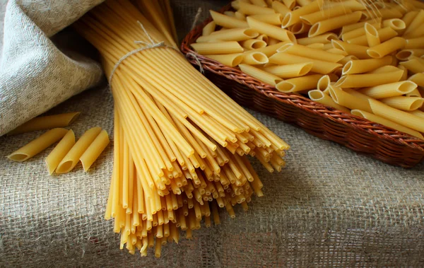 Mehrere Arten von Pasta auf dem Tisch — Stockfoto