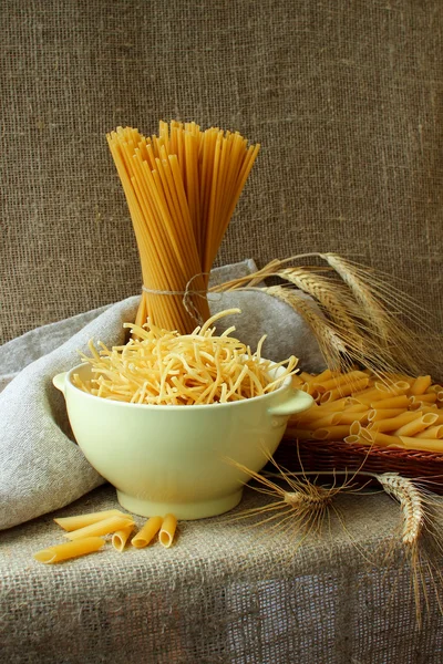 Pasta's, noedels en spaghetti in een bord op de tafel — Stockfoto