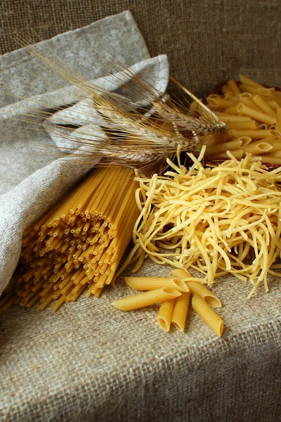 Verschillende soorten pasta op de tafel — Stockfoto