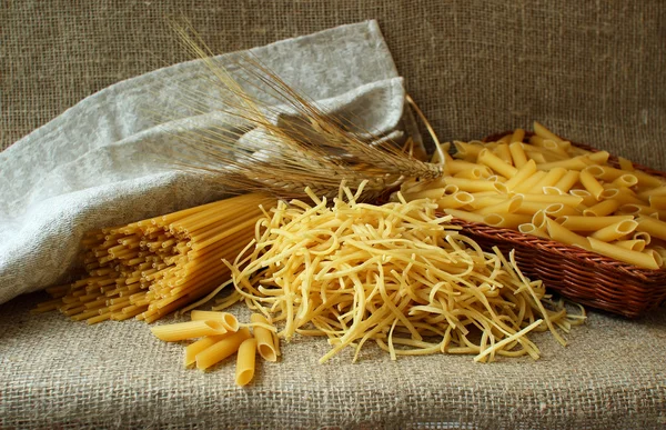 Verschillende soorten pasta op de tafel — Stockfoto