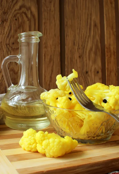 Salted cauliflower, spiced, superimposed on the plate — Stock Photo, Image