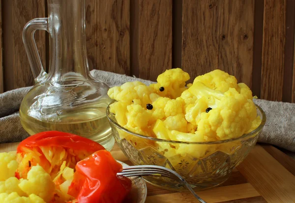 Salted cauliflower, spiced, superimposed on the plate — Stock Photo, Image