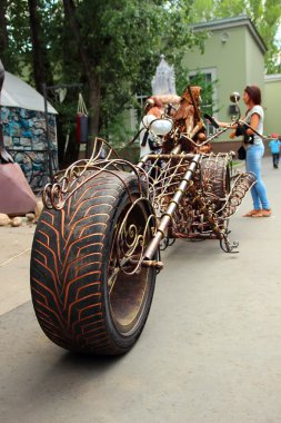 tekerlekli bir motosiklet demir kılıf içinde